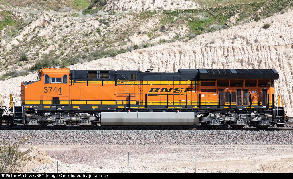 BNSF 3744